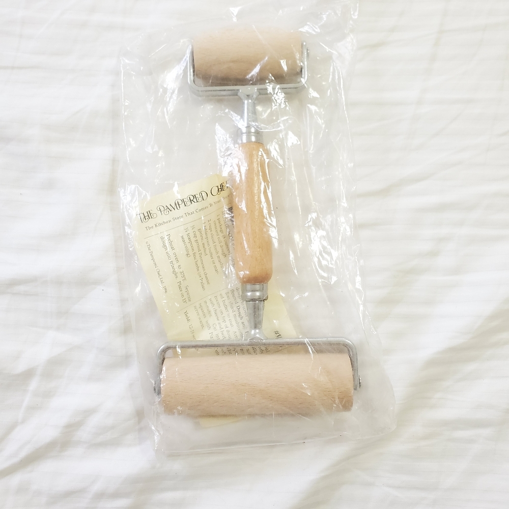 NEW THE PAMPERED CHEF DOUGH AND PIZZA ROLLER